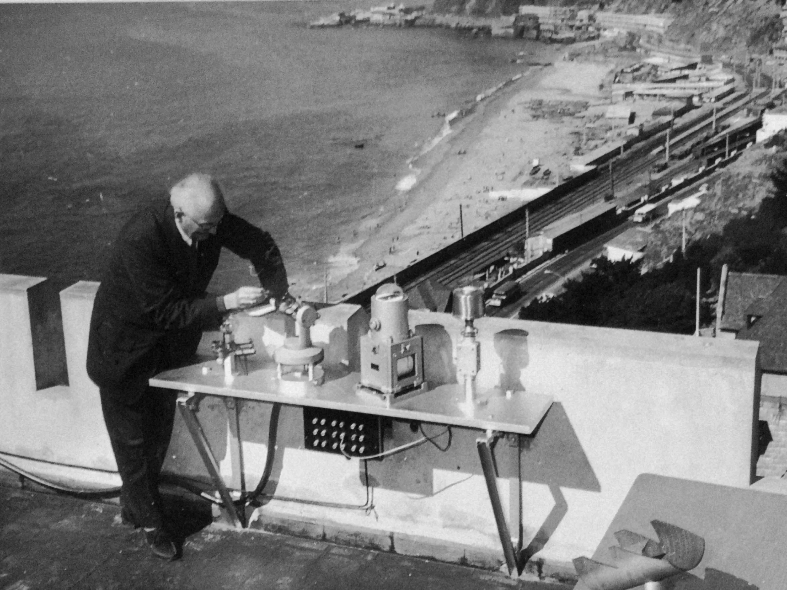 Fotografía de archivo de un investigador junto a instrumentos solares frente al mar