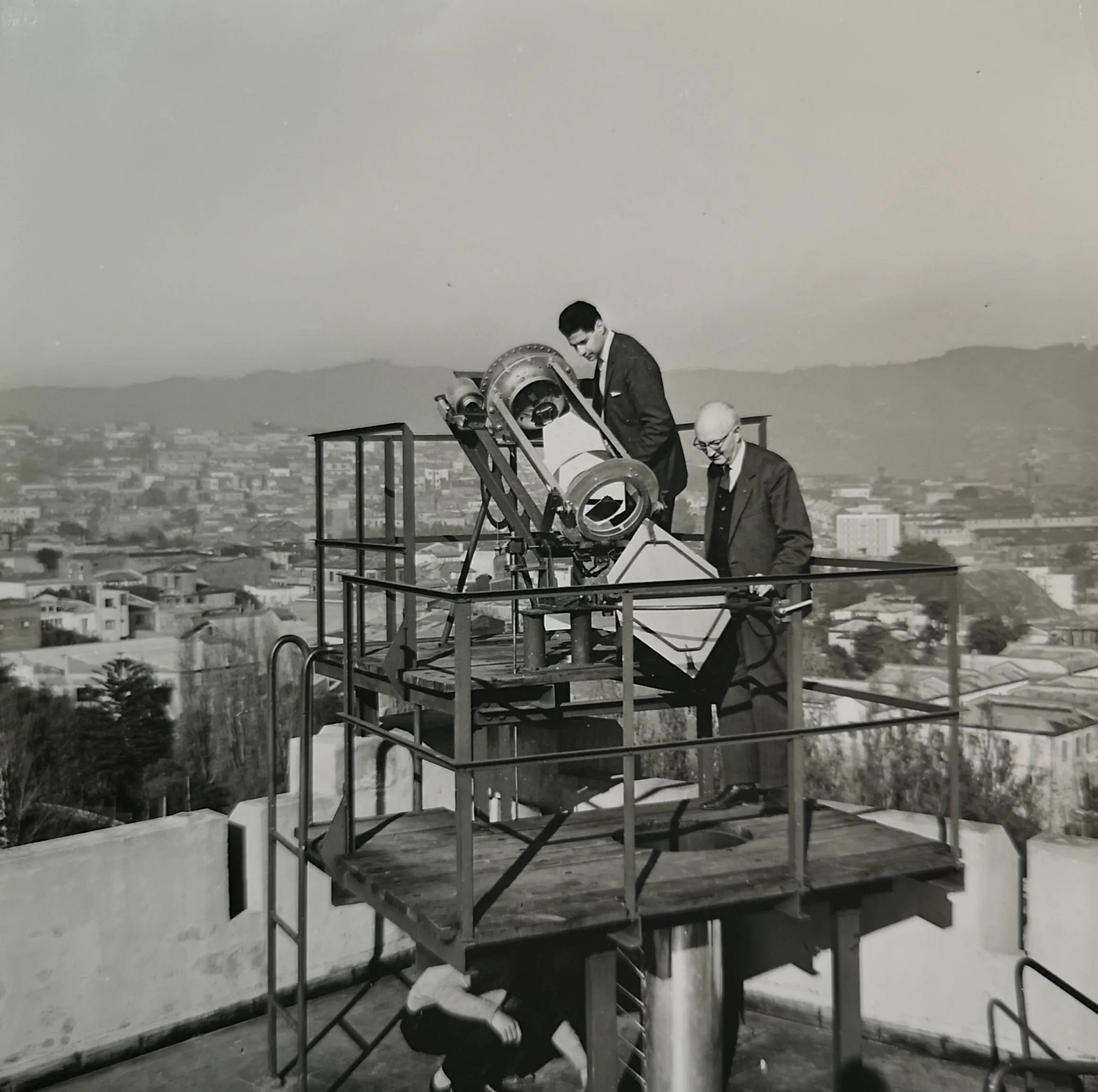 Fotografía histórica de un instrumento solar sobre Valparaíso, usada en la portada del libro